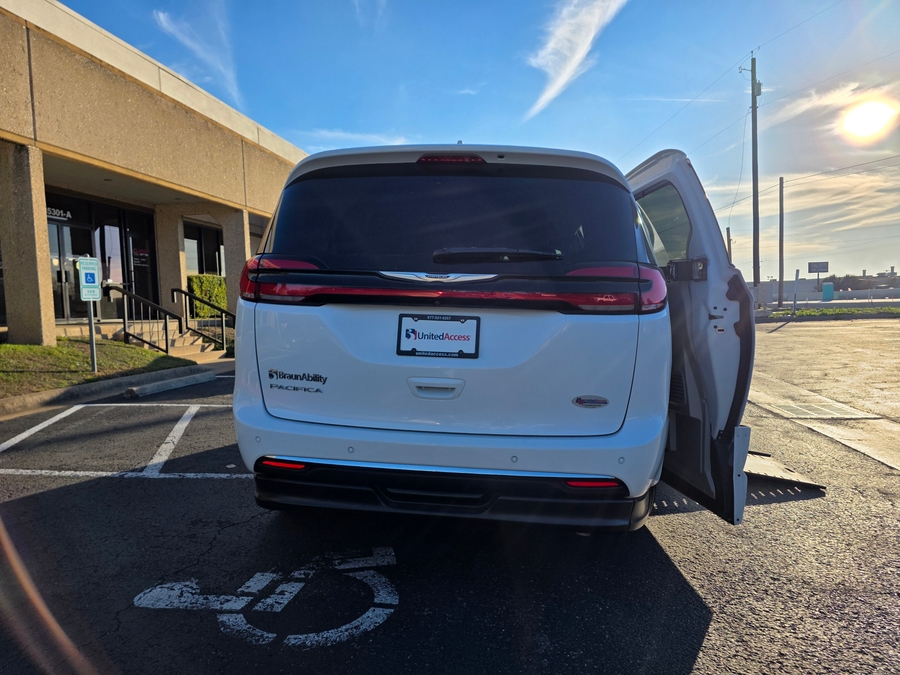 Used 2022 Chrysler Pacifica Touring L - BraunAbility Side Entry Entry In Floor Automatic Ramp