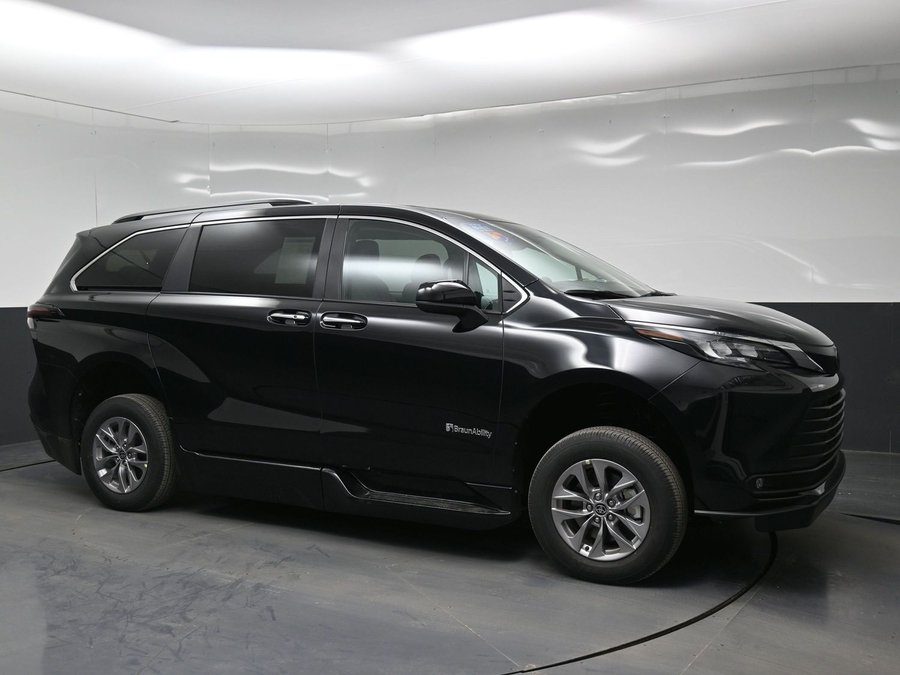 Black Toyota Sienna image number 15