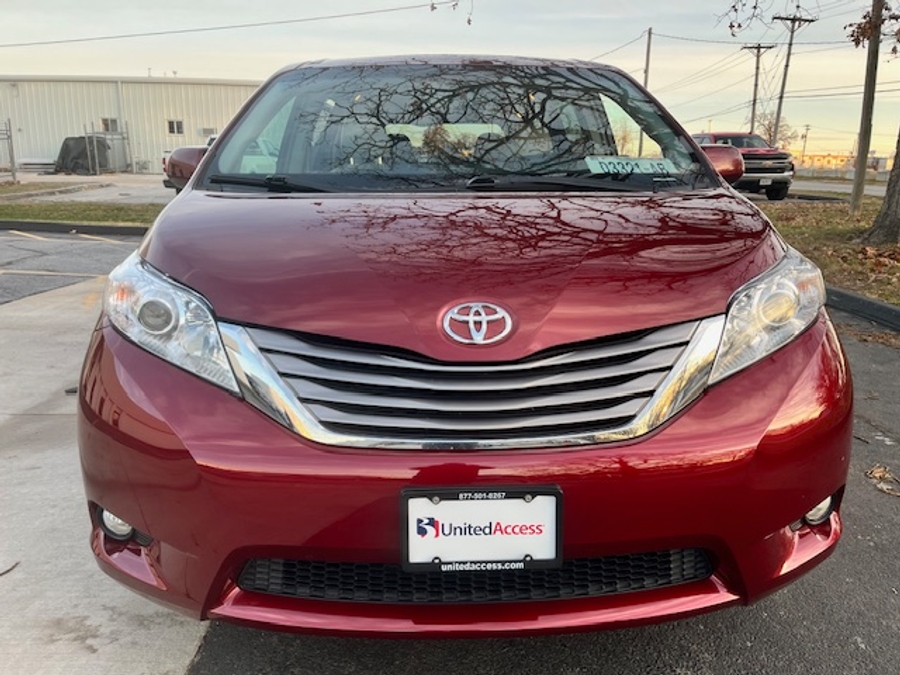 Used 2015 Toyota Sienna XLE - BraunAbility Side Entry Entry Fold Out Automatic Ramp