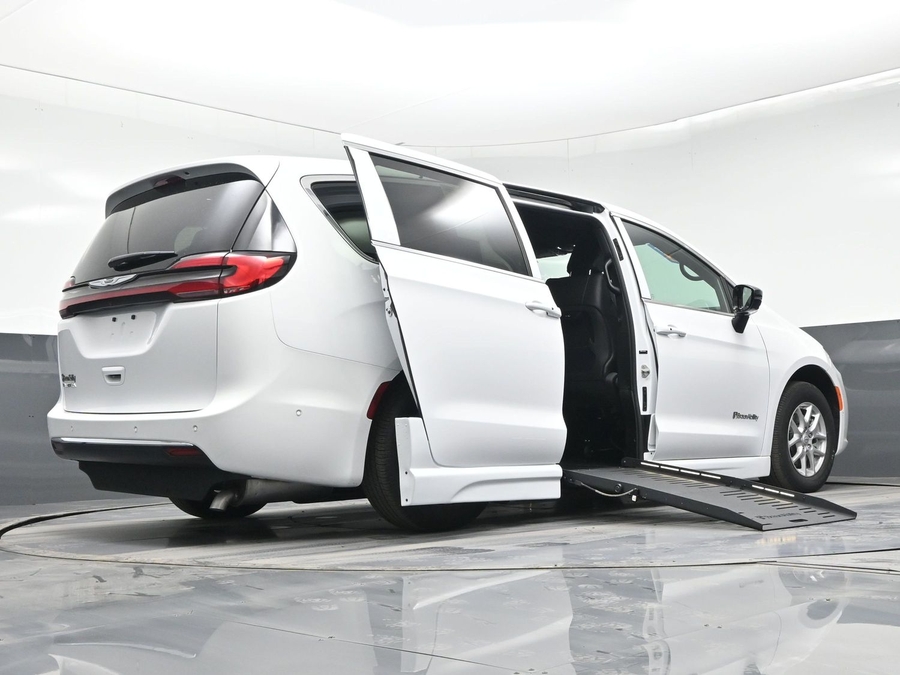 White Chrysler Pacifica image number 21