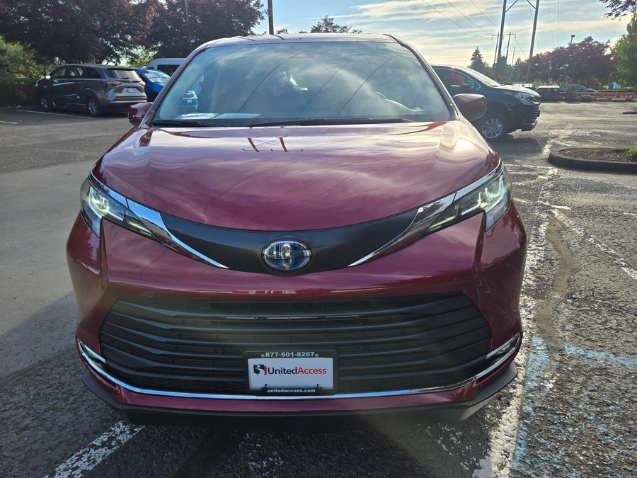 Used 2022 Toyota Sienna Hybrid XLE - BraunAbility Side Entry Fold Out Automatic Ramp