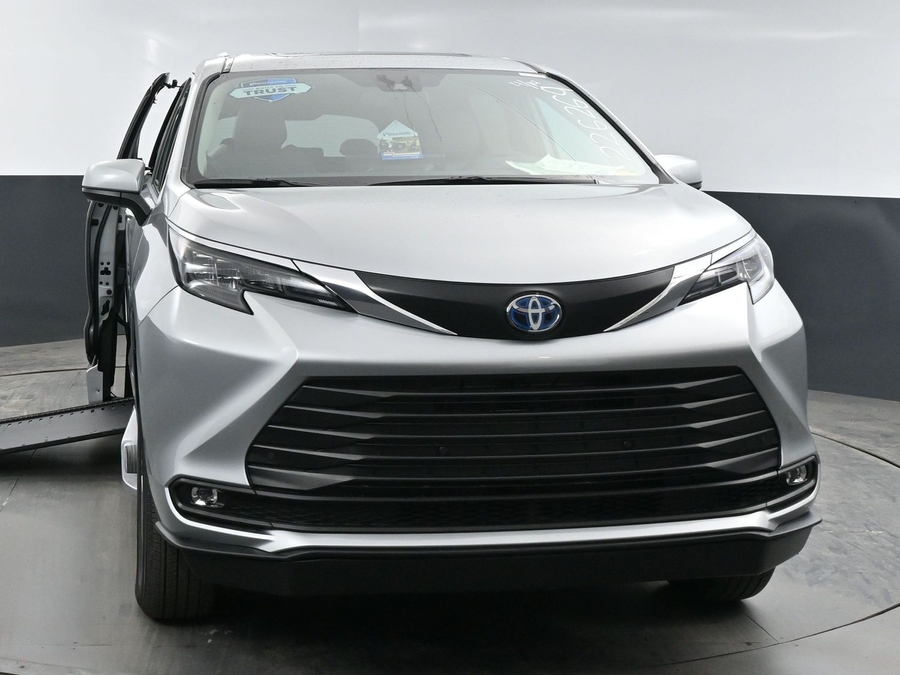 New 2025 Toyota Sienna Hybrid XLE Plus - BraunAbility Side Entry Entry In Floor Automatic Ramp
