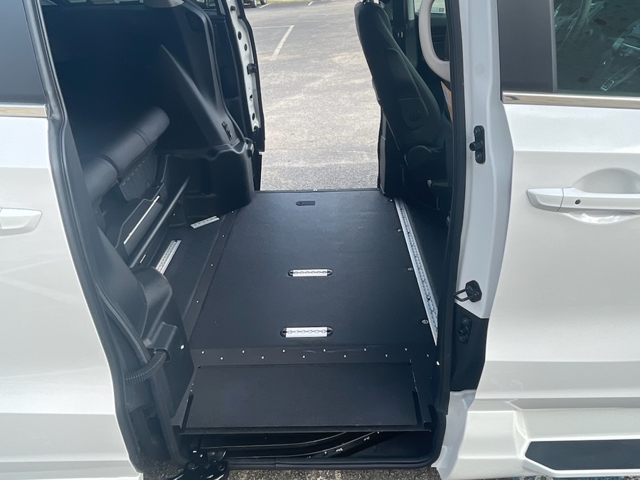 White Honda Odyssey image number 12