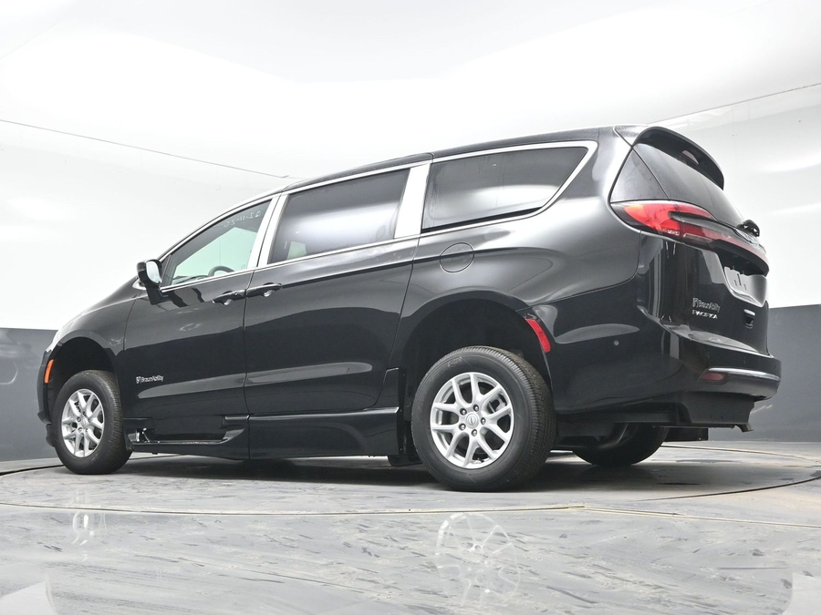 Black Chrysler Pacifica image number 20