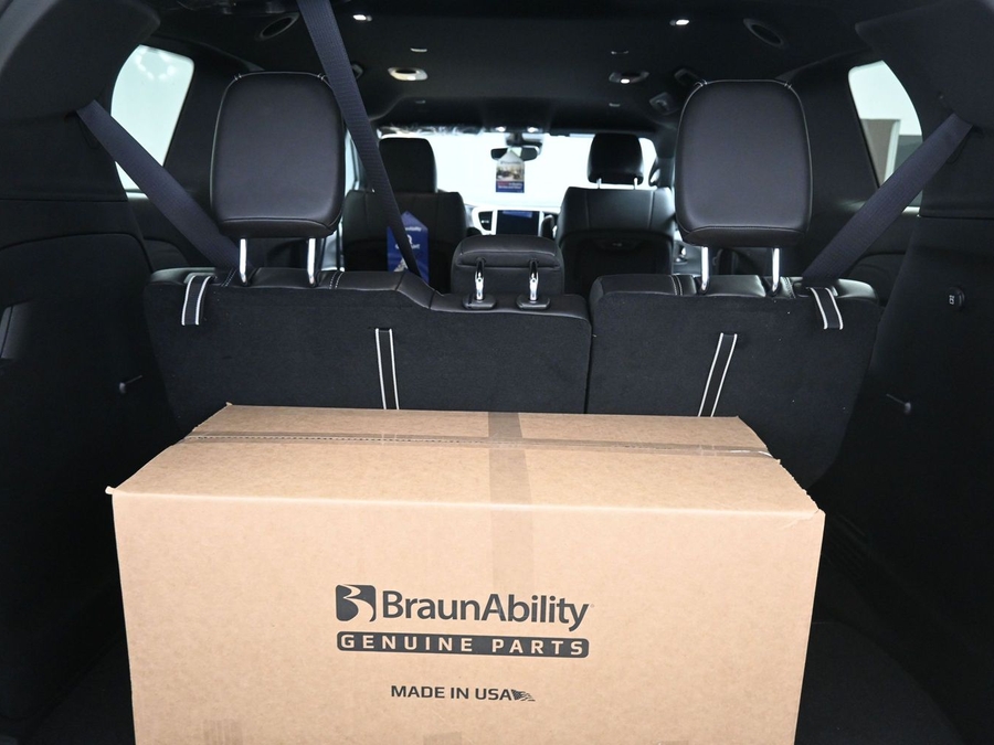 New 2026 Chrysler Pacifica Select Safety - BraunAbility Side Entry Entry Fold Out Automatic Ramp