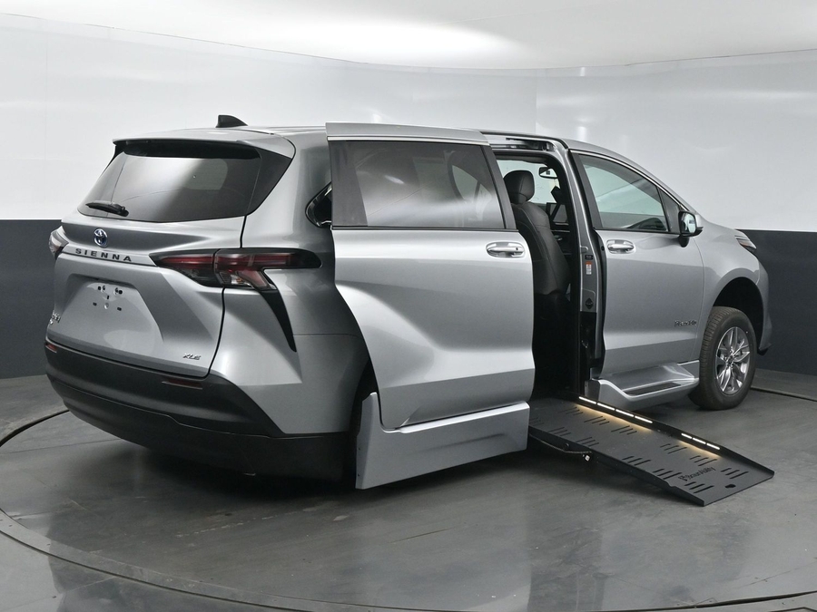 New 2025 Toyota Sienna Hybrid XLE Base - BraunAbility Side Entry Entry Fold Out Automatic Ramp