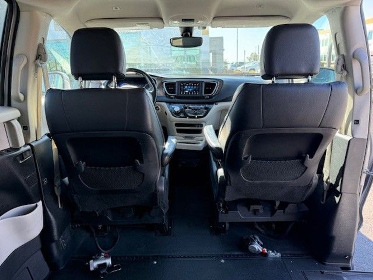 Silver Chrysler Pacifica image number 3