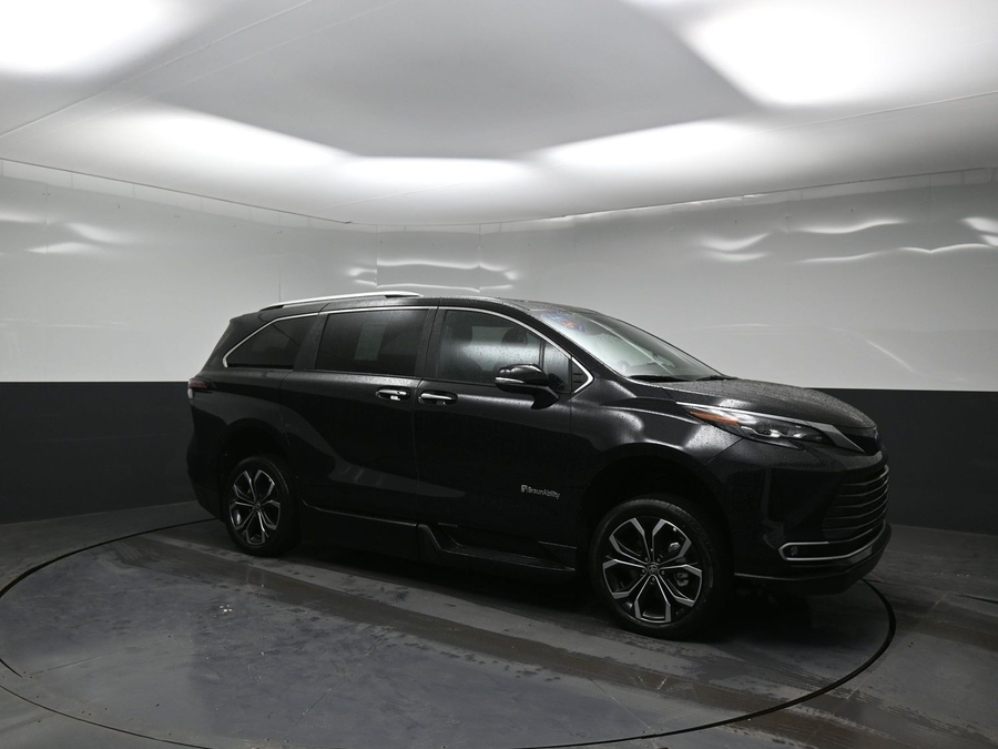 Midnight Black Metallic Toyota Sienna image number 15