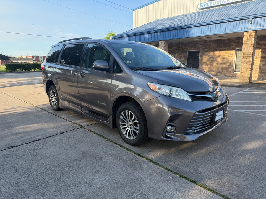 Used 2020 Toyota Sienna XLE - BraunAbility Side Entry Fold Out Automatic Ramp