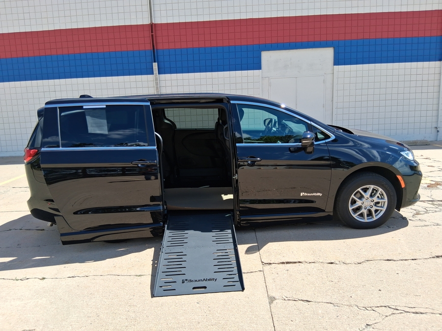 2026 Chrysler Pacifica Select's photo