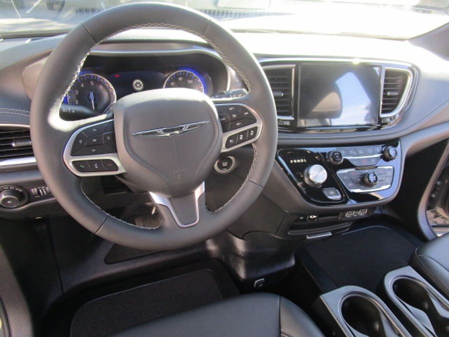 New 2025 Chrysler Pacifica Select Safety - BraunAbility Side Entry Entry Fold Out Automatic Ramp