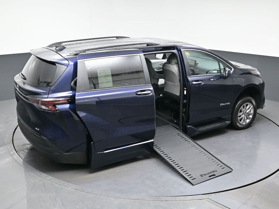 New 2026 Toyota Sienna Hybrid XLE Add - BraunAbility Side Entry Entry In Floor Automatic Ramp