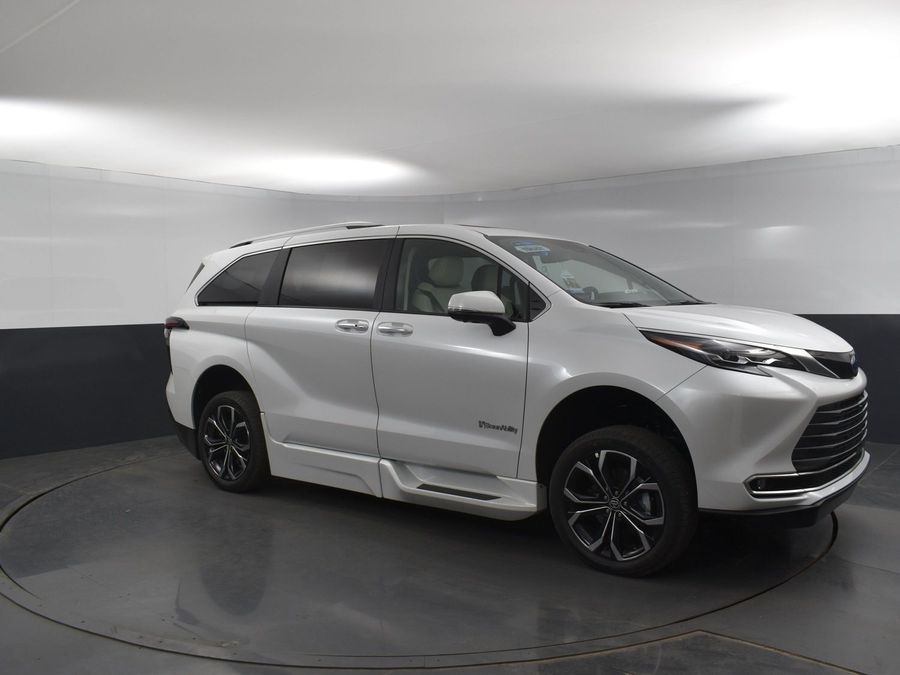 New 2025 Toyota Sienna Hybrid Platinum - BraunAbility Side Entry Entry Fold Out Automatic Ramp