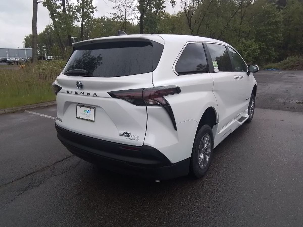 2024 TOYOTA SIENNA - Image 7