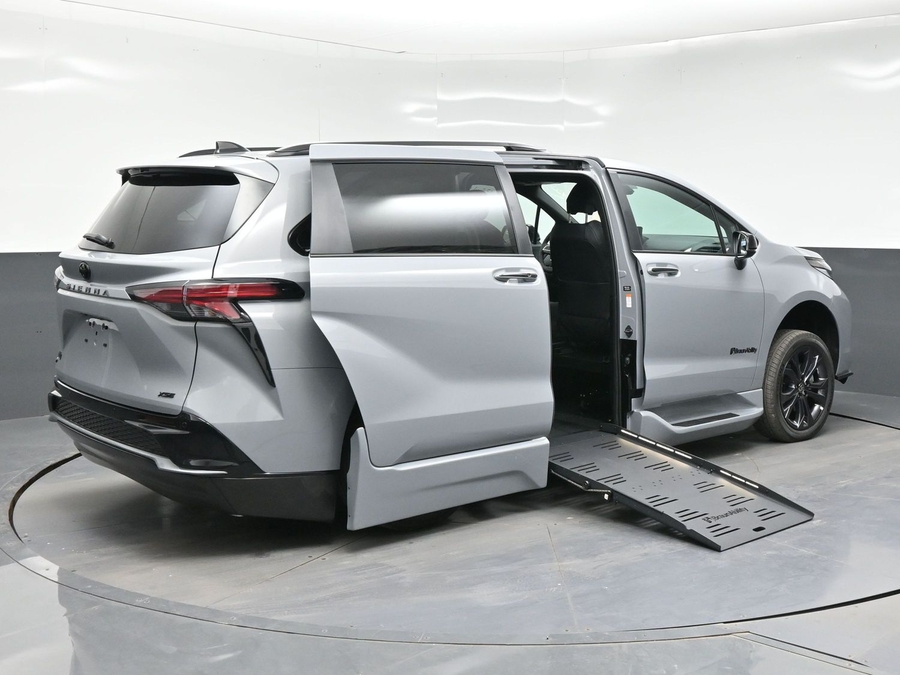 New 2026 Toyota Sienna Hybrid XSE Sport - BraunAbility Side Entry Fold Out Automatic Ramp