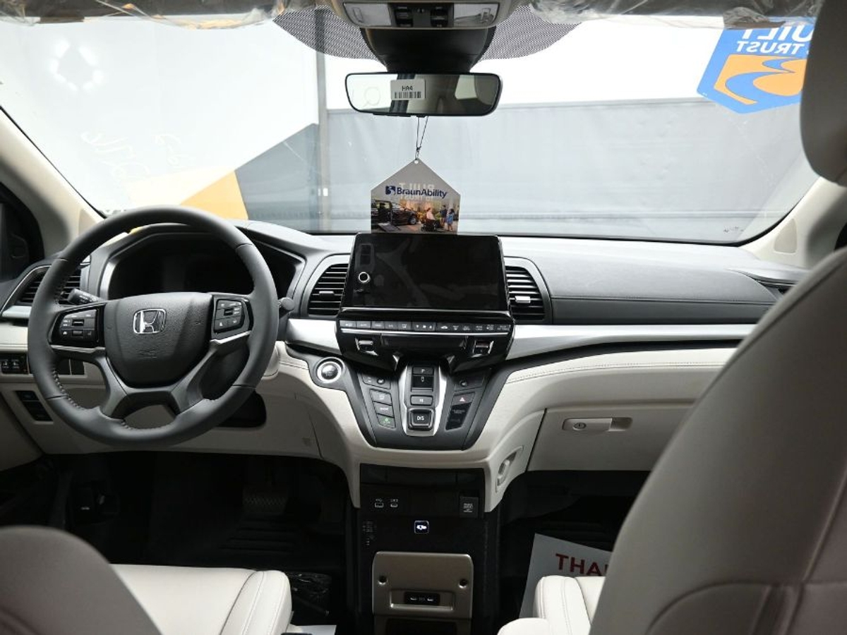 Grey Honda Odyssey image number 12