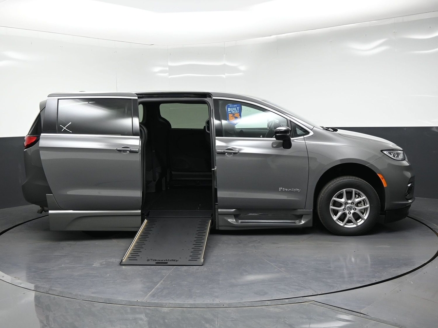 Used 2025 Chrysler Pacifica Select - BraunAbility Side Entry In Floor Automatic Ramp
