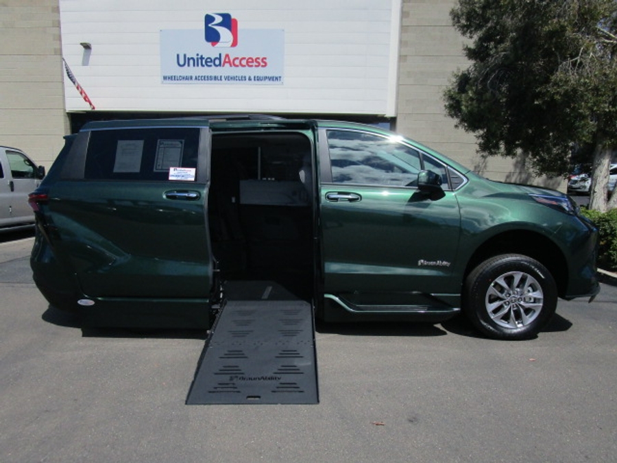 New 2026 Toyota Sienna Hybrid XLE Base - BraunAbility Side Entry Entry Fold Out Automatic Ramp