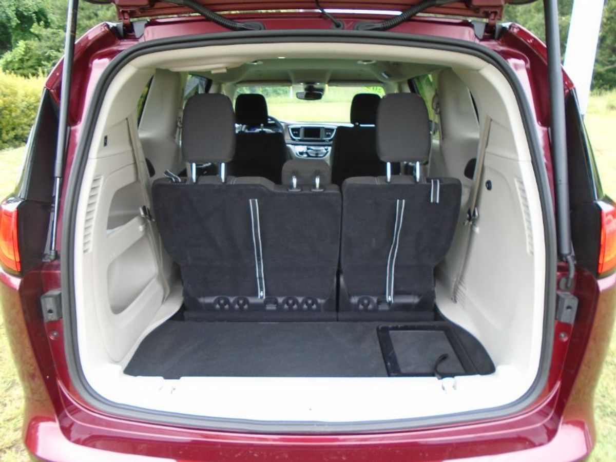 Red Chrysler Voyager image number 25