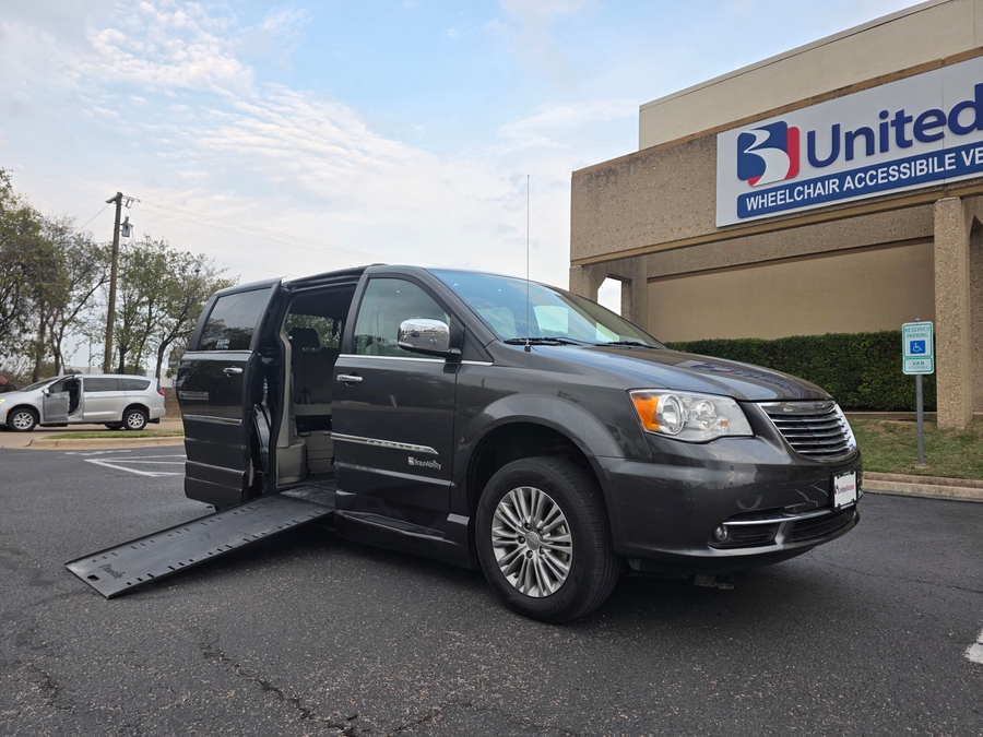 2016 Chrysler Town & Country Touring-L