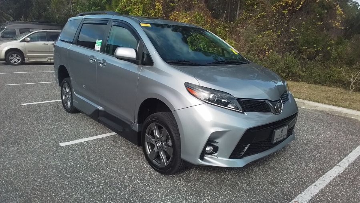 Silver Toyota Sienna image number 14