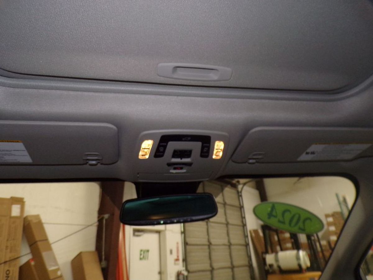 Silver Toyota Sienna image number 8