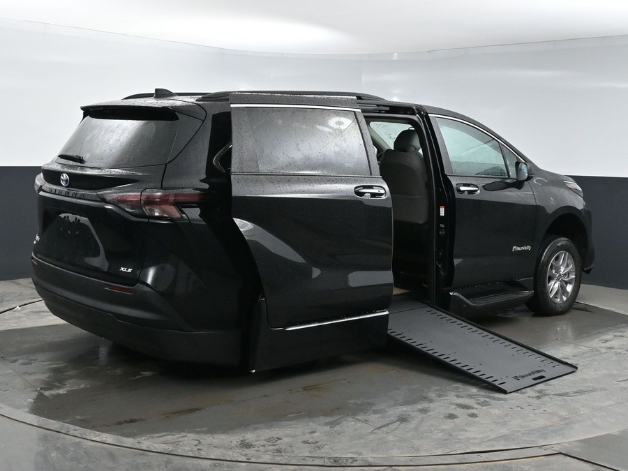 New 2025 Toyota Sienna Hybrid XLE Plus - BraunAbility Side Entry Entry In Floor Automatic Ramp