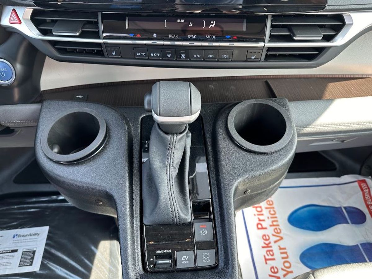 Silver Toyota Sienna image number 19