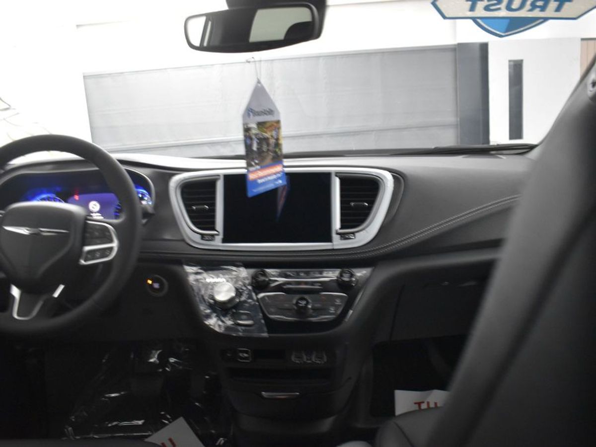 White Chrysler Pacifica image number 12