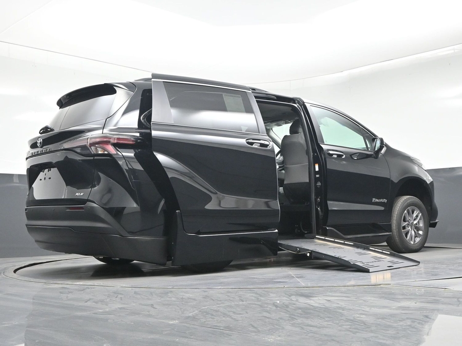 Black Toyota Sienna image number 18