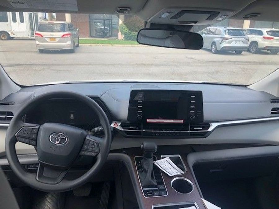 New 2025 Toyota Sienna Hybrid LE - Vantage Mobility Commercial Rear Entry Entry Fold Out Manual Ramp