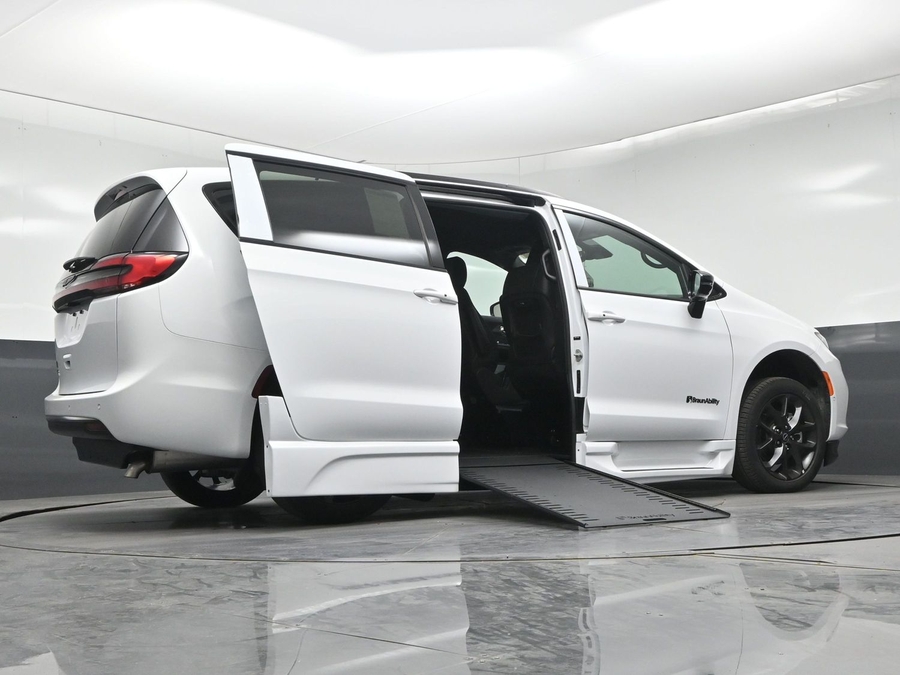 White Chrysler Pacifica image number 18