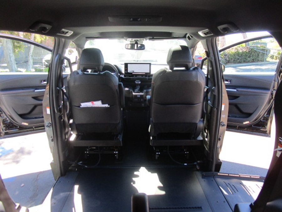 New 2025 Toyota Sienna Hybrid XSE Sport - BraunAbility Side Entry Entry Fold Out Automatic Ramp