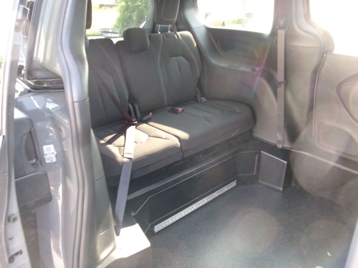 Grey Chrysler Pacifica image number 19