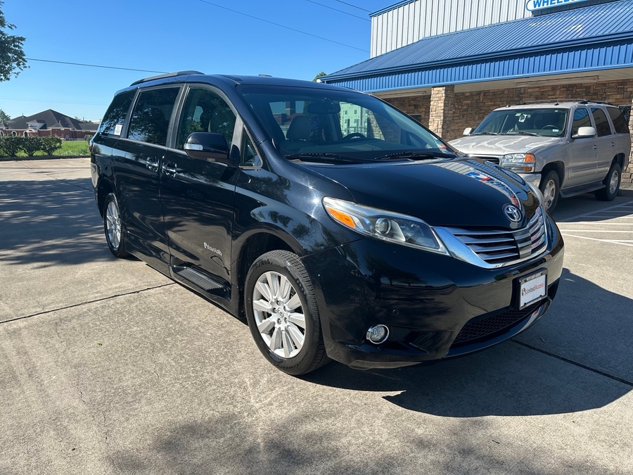 Used 2017 Toyota Sienna Limited Premium - BraunAbility Side Entry Entry In Floor Automatic Ramp