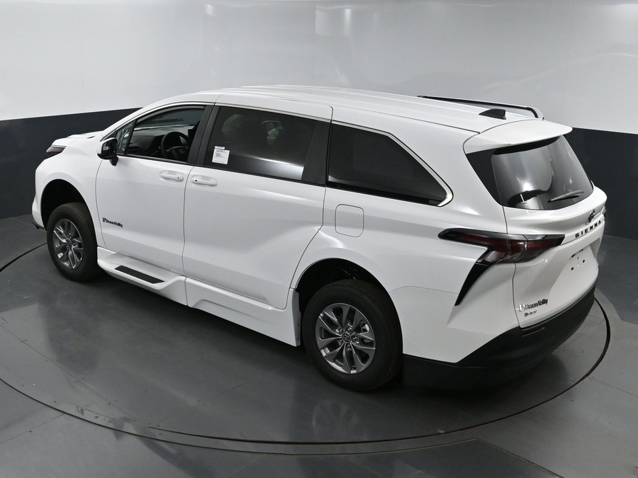 New 2025 Toyota Sienna Hybrid LE - BraunAbility Side Entry Entry Fold Out Automatic Ramp
