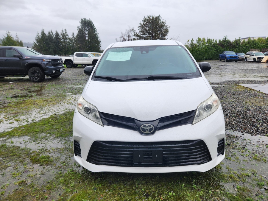 Used 2018 Toyota Sienna L NOT CA CARB COMPLIANT -  Rear Entry Entry Fold Out Manual Ramp