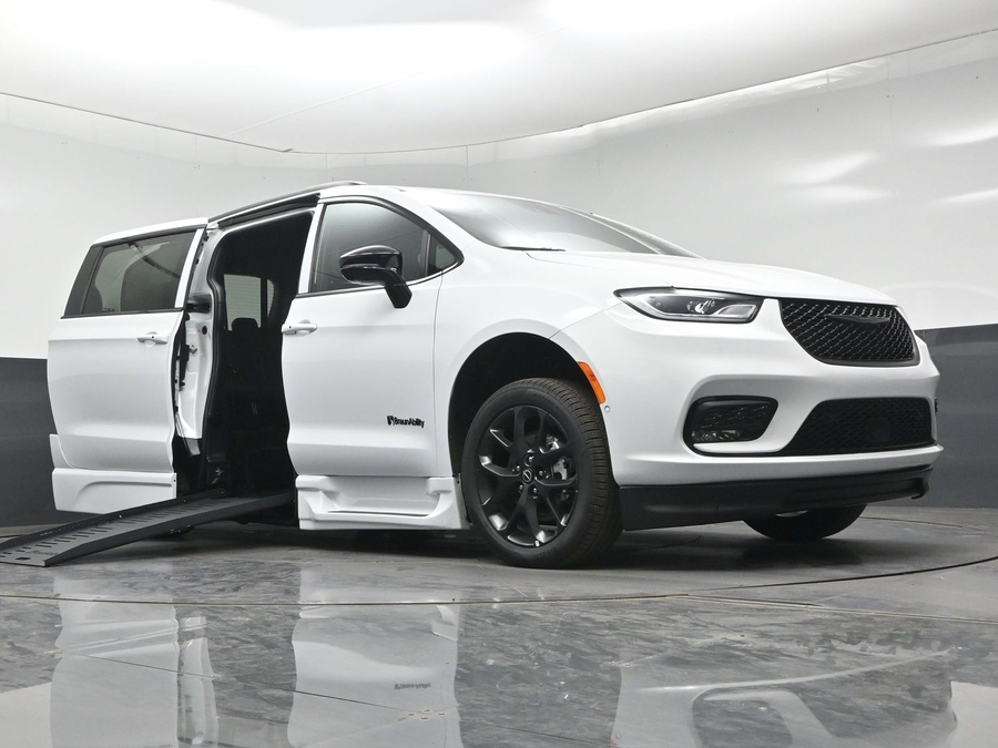 New 2026 Chrysler Pacifica Select Sport - BraunAbility Side Entry Fold Out Automatic Ramp
