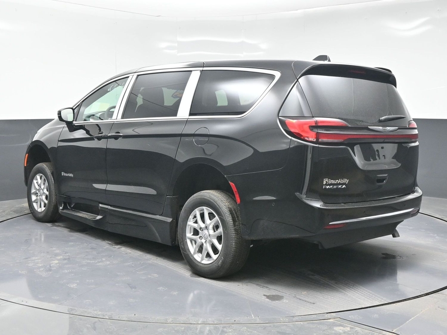 Black Chrysler Pacifica image number 2