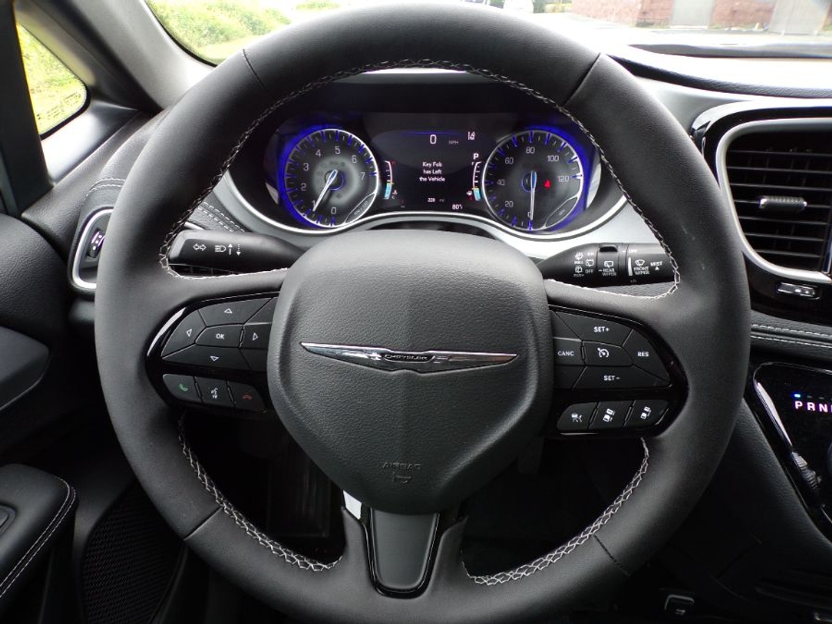 Grey Chrysler Pacifica image number 21