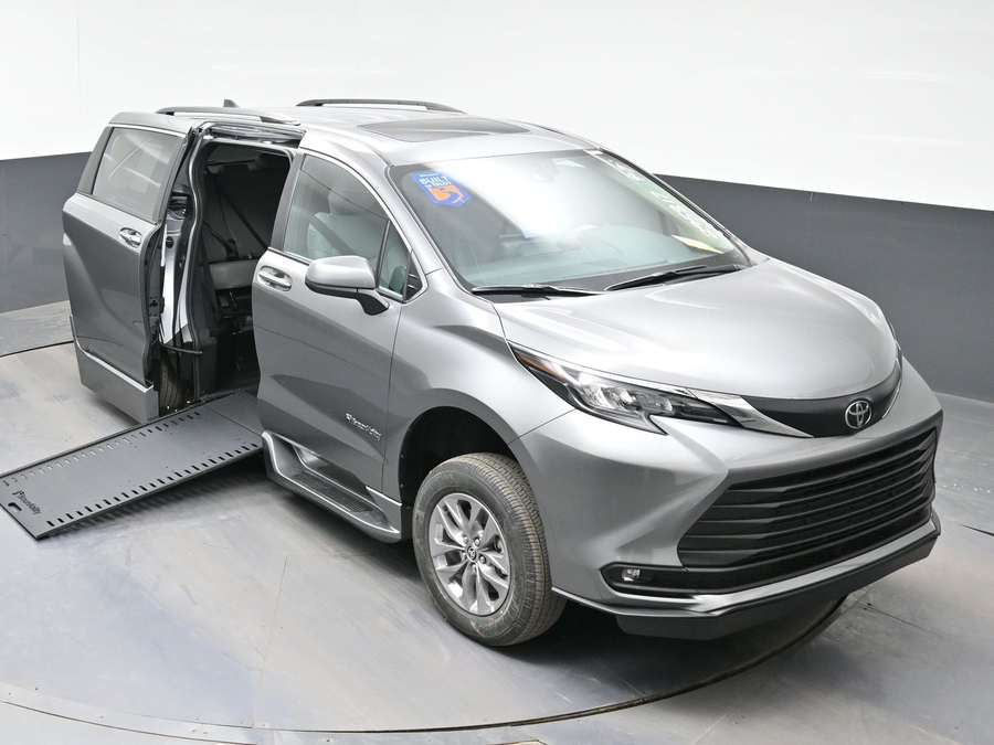 Grey Toyota Sienna image number 20