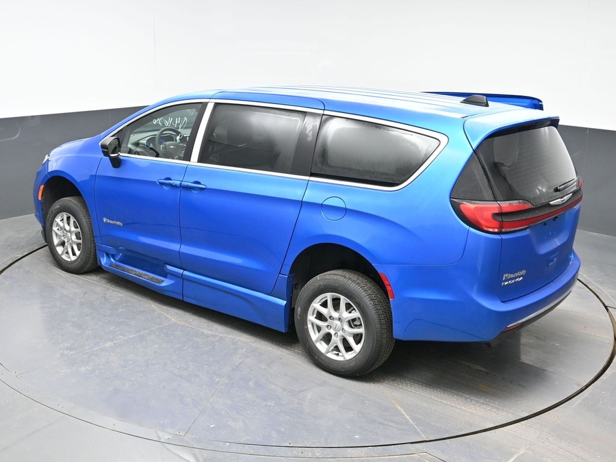 Blue Chrysler Pacifica image number 21