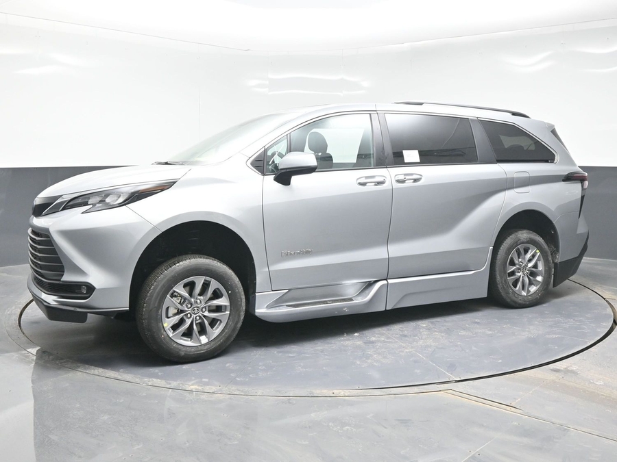 Silver Toyota Sienna image number 2