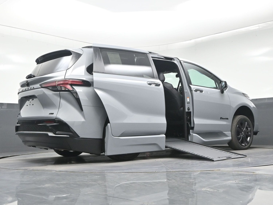 New 2026 Toyota Sienna XSE Sport - BraunAbility Side Entry In Floor Automatic Ramp