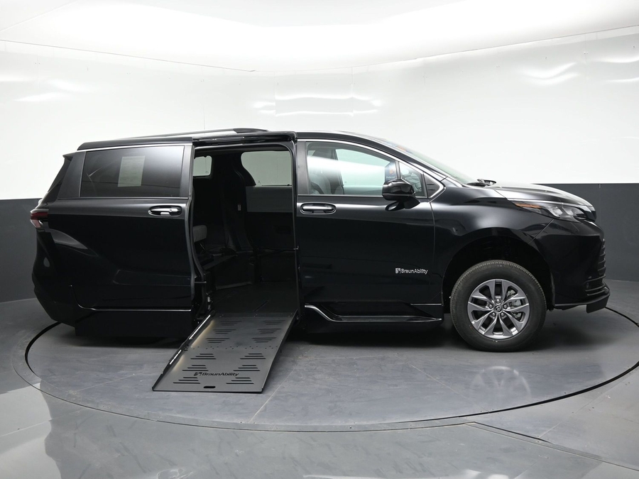 New 2026 Toyota Sienna Hybrid XLE Base - BraunAbility Side Entry Fold Out Automatic Ramp