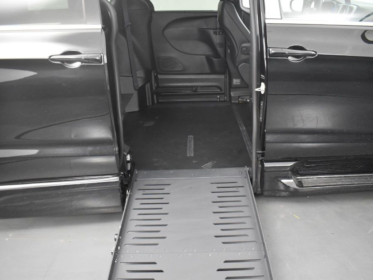 Black Chrysler Pacifica image number 11