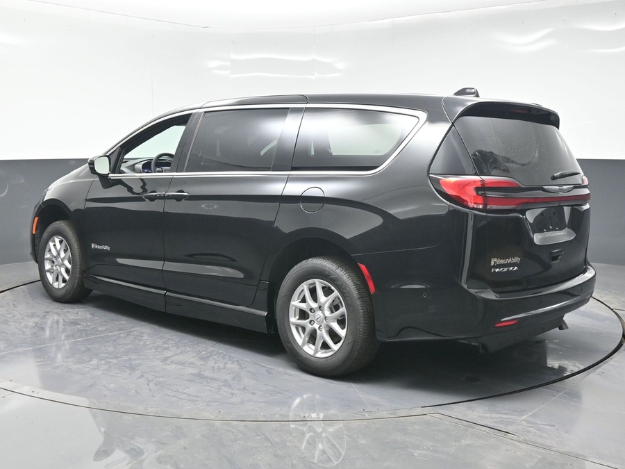 Black Chrysler Pacifica image number 1