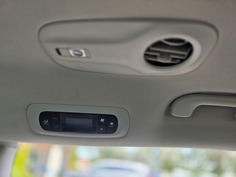 Black Chrysler Voyager image number 13