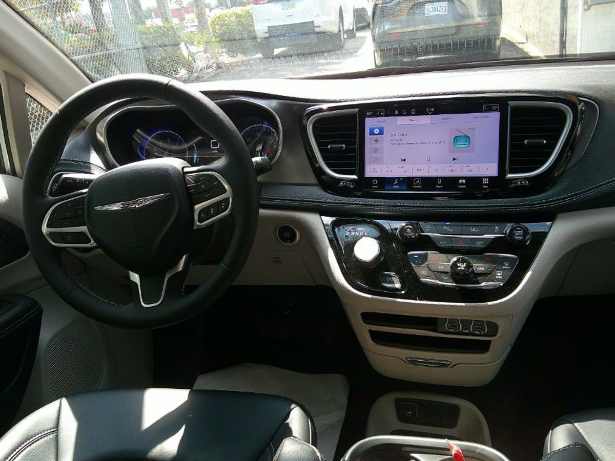 Silver Chrysler Pacifica image number 1