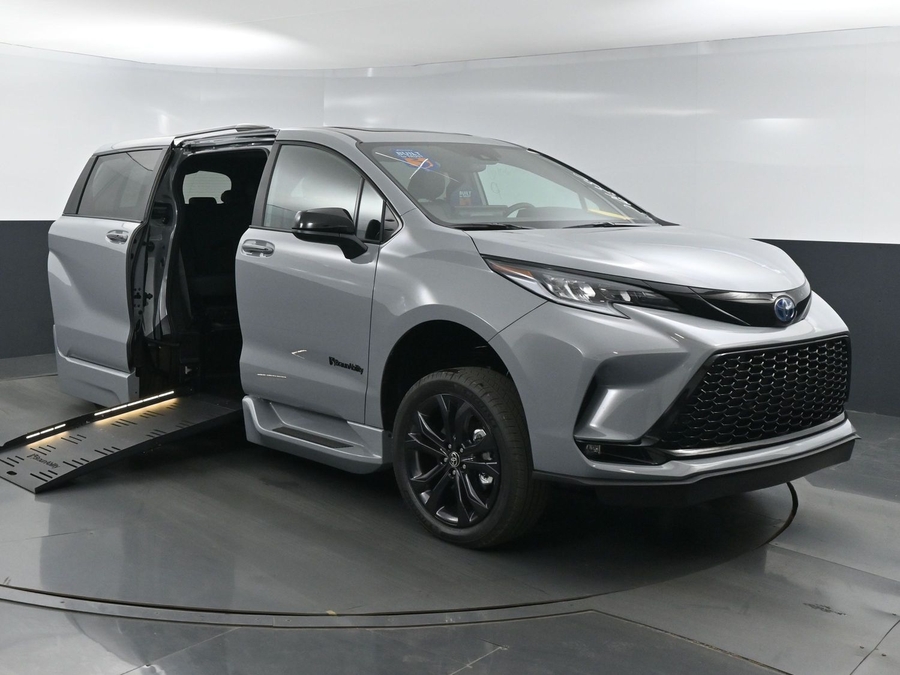 New 2025 Toyota Sienna Hybrid XSE Sport - BraunAbility Side Entry Entry Fold Out Automatic Ramp